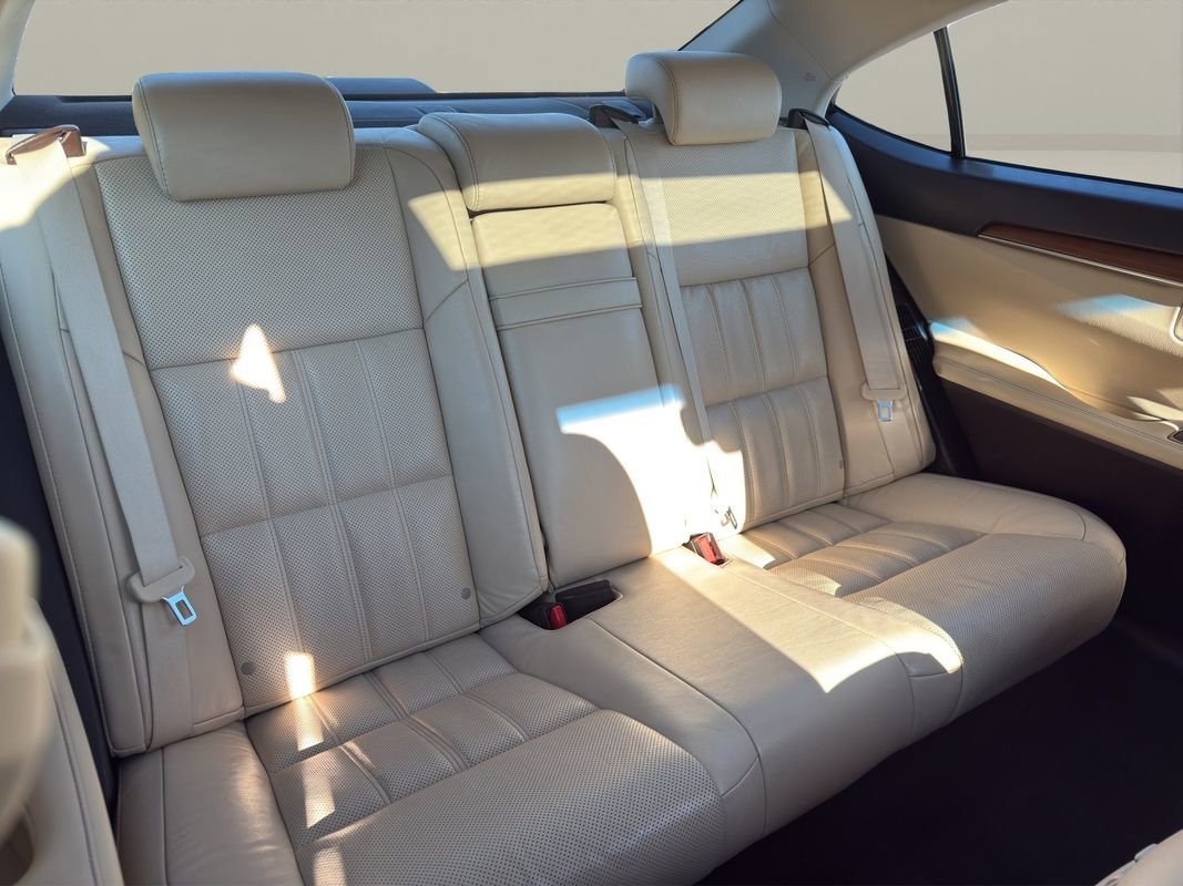 Used 2016 Lexus ES 300h w/ Luxury Package w/Wood Trim image 13