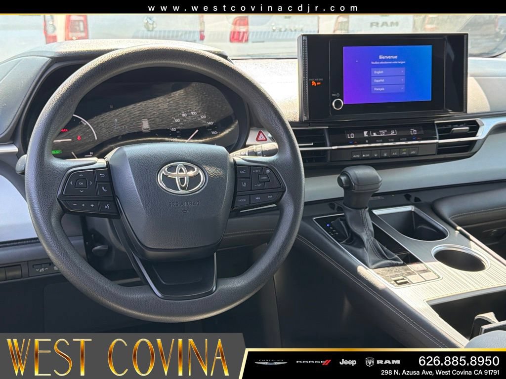 Used 2025 Toyota Sienna LE FWD image 32
