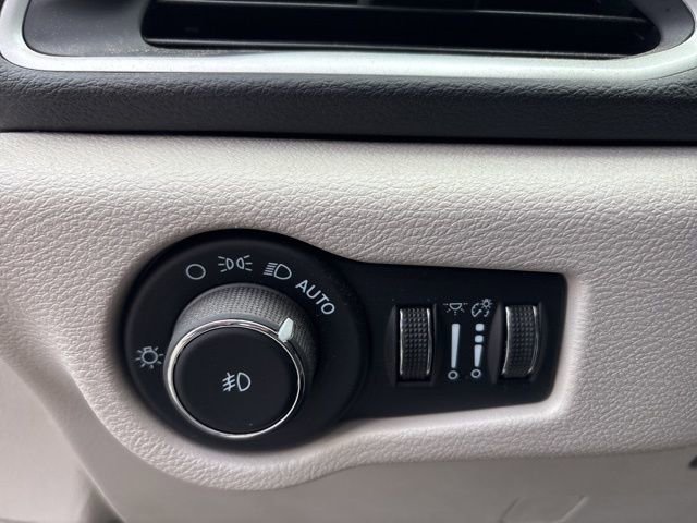 Used 2024 Chrysler Pacifica Touring-L image 11