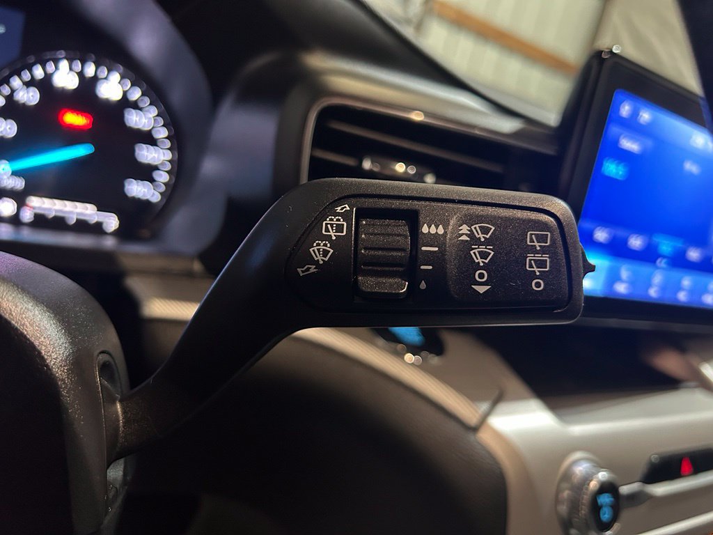 Used 2022 Ford Explorer XLT w/ XLT Sport Appearance Package AWD/4WD image 21