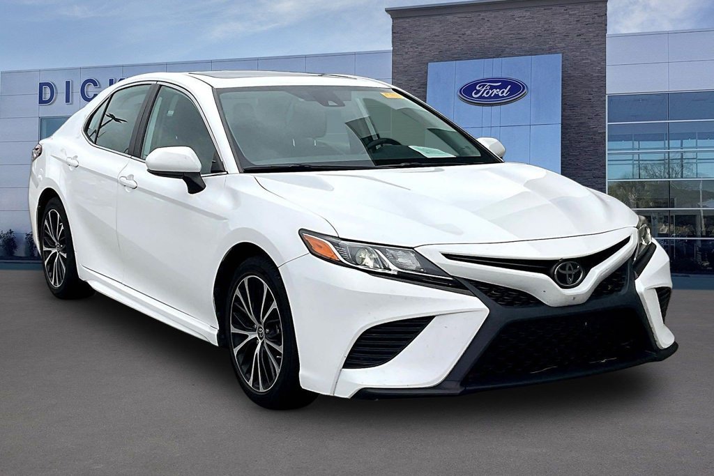 Used 2020 Toyota Camry SE FWD image 1