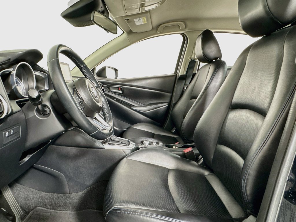 Used 2019 Toyota Yaris XLE FWD image 11
