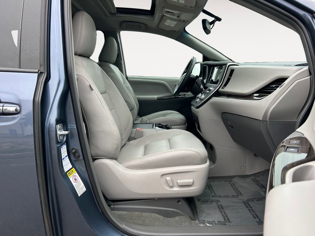 Used 2017 Toyota Sienna XLE Premium image 10