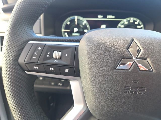 New 2025 Mitsubishi Outlander SE image 30
