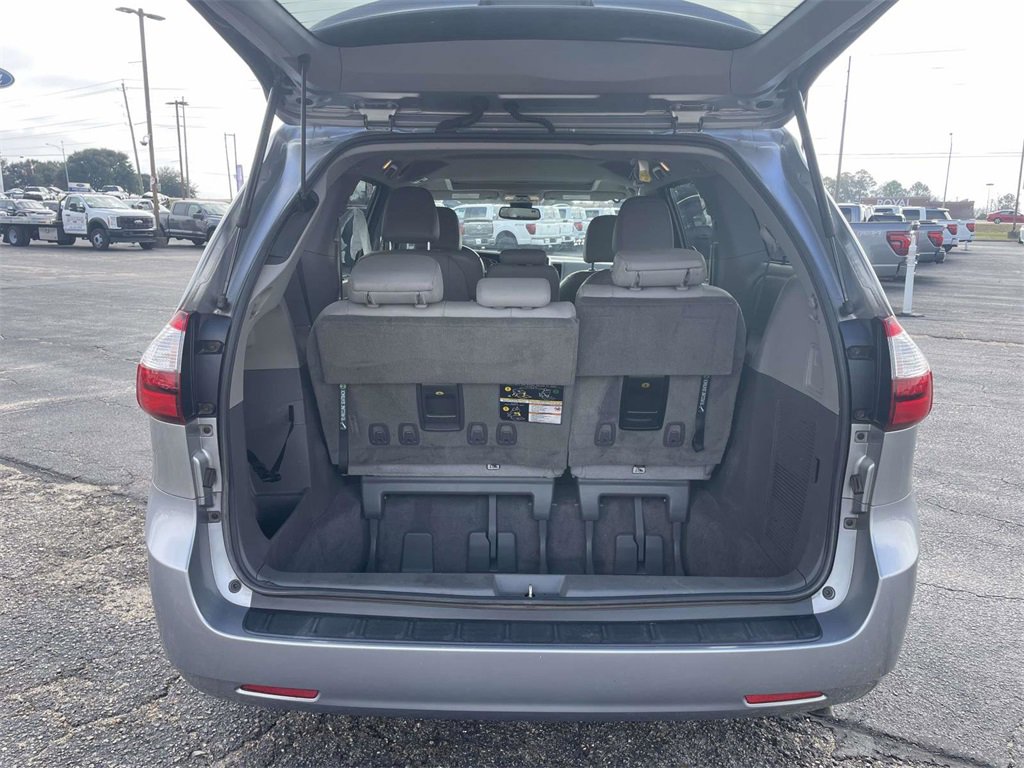 Used 2018 Toyota Sienna XLE image 10
