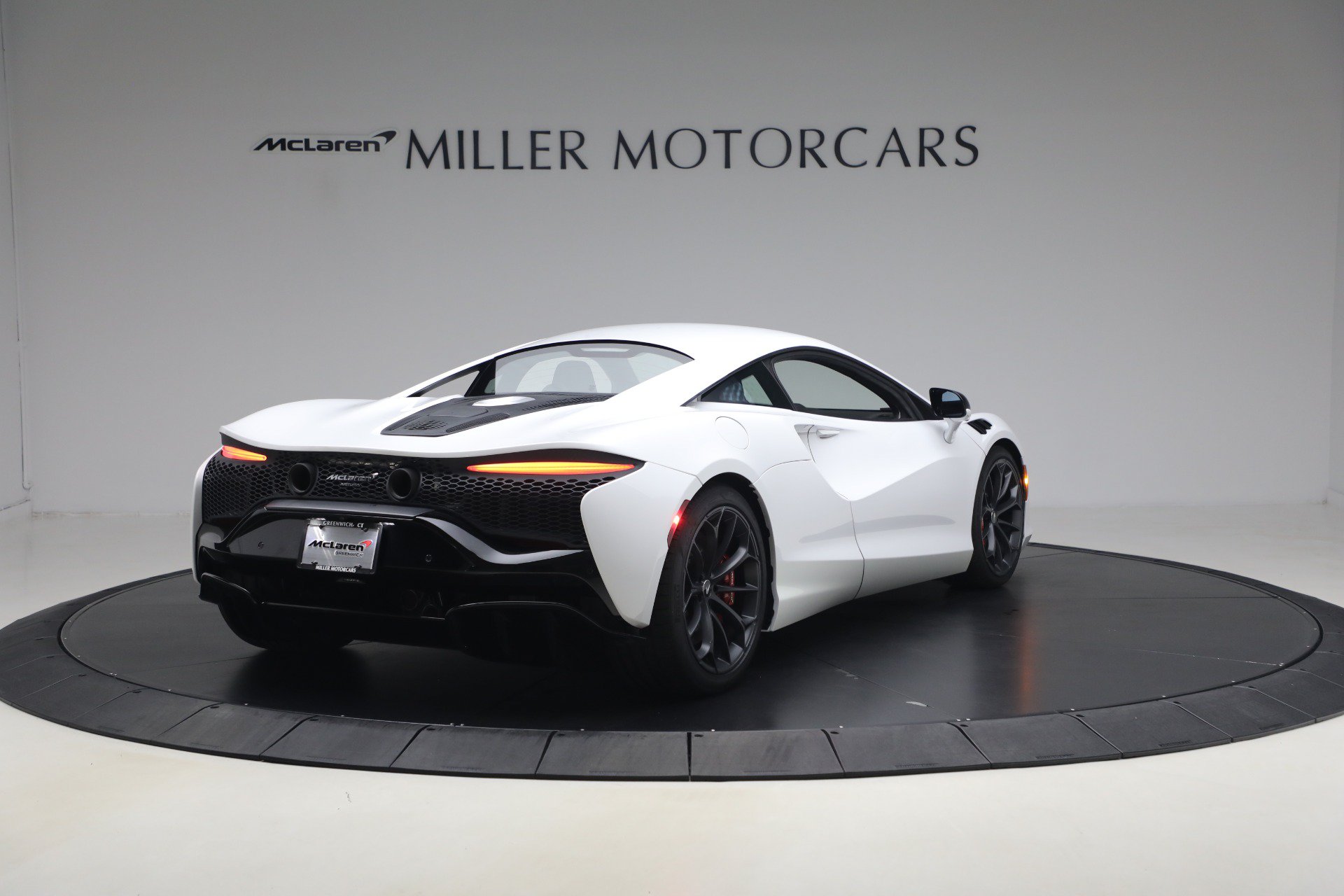 Used 2023 McLaren Artura RWD image 7