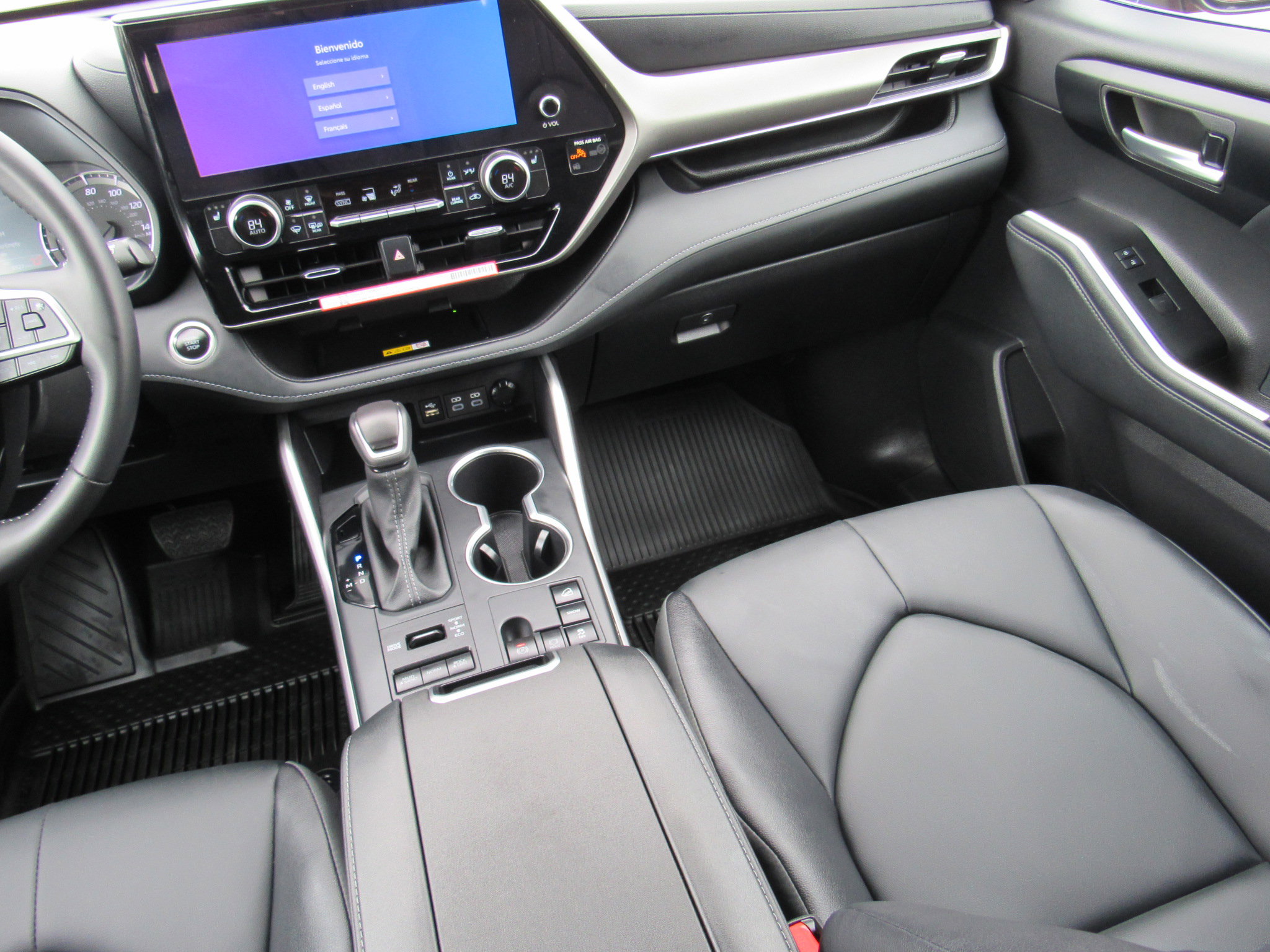 Used 2025 Toyota Highlander XLE image 19