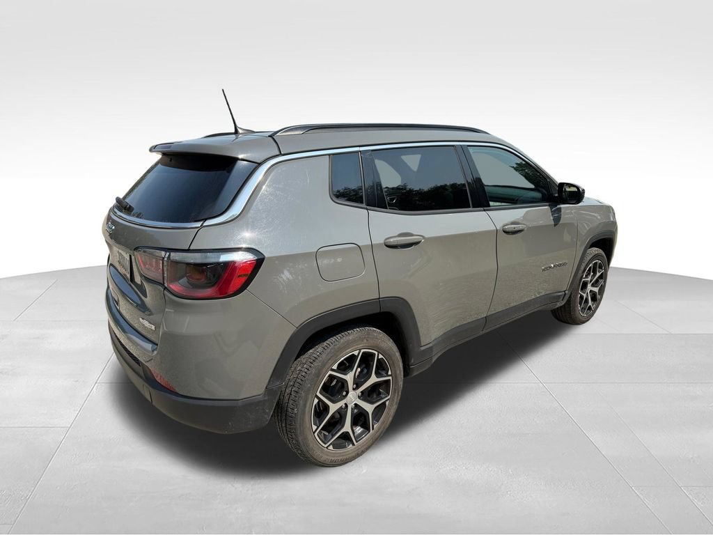 Used 2024 Jeep Compass Latitude AWD/4WD image 6