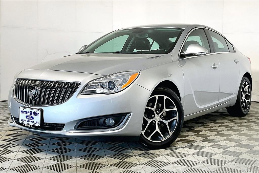 Used 2017 Buick Regal Sport Touring image 2