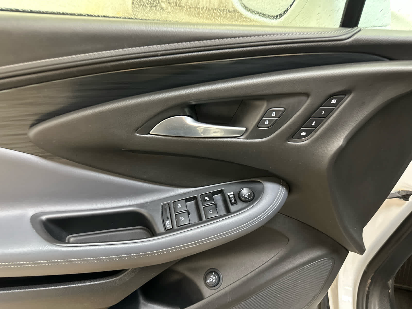 Used 2020 Buick Envision Essence FWD image 25