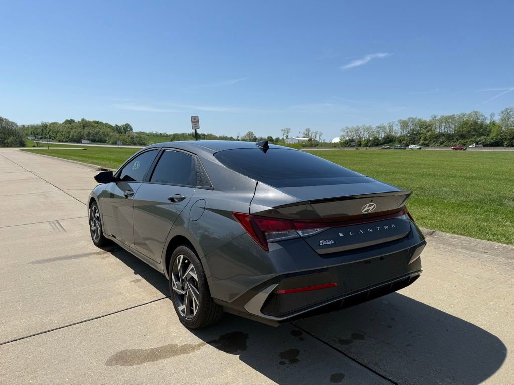 Used 2025 Hyundai Elantra Sport FWD image 7
