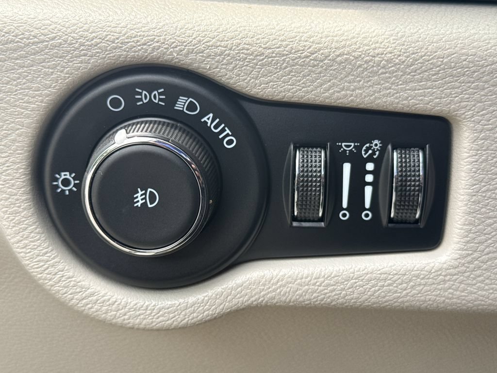 Used 2024 Chrysler Pacifica Touring-L FWD image 26