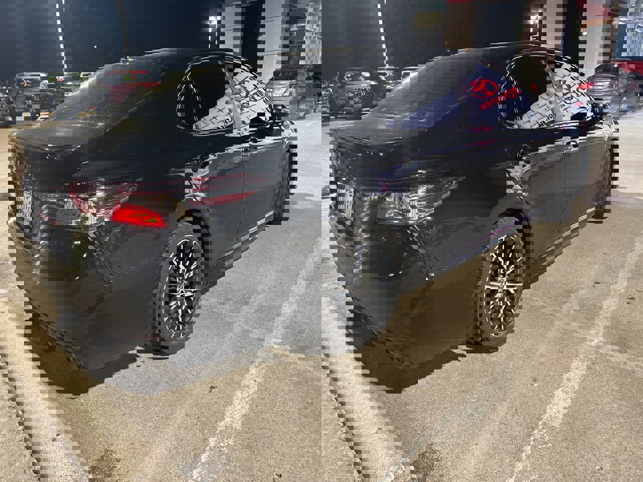 Used 2024 Toyota Camry SE image 2