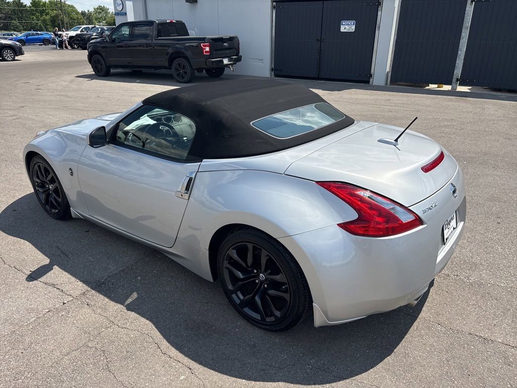 Used 2016 Nissan 370Z Roadster RWD image 5
