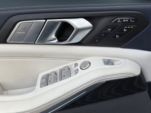 Used 2022 BMW X7 M50i image 15