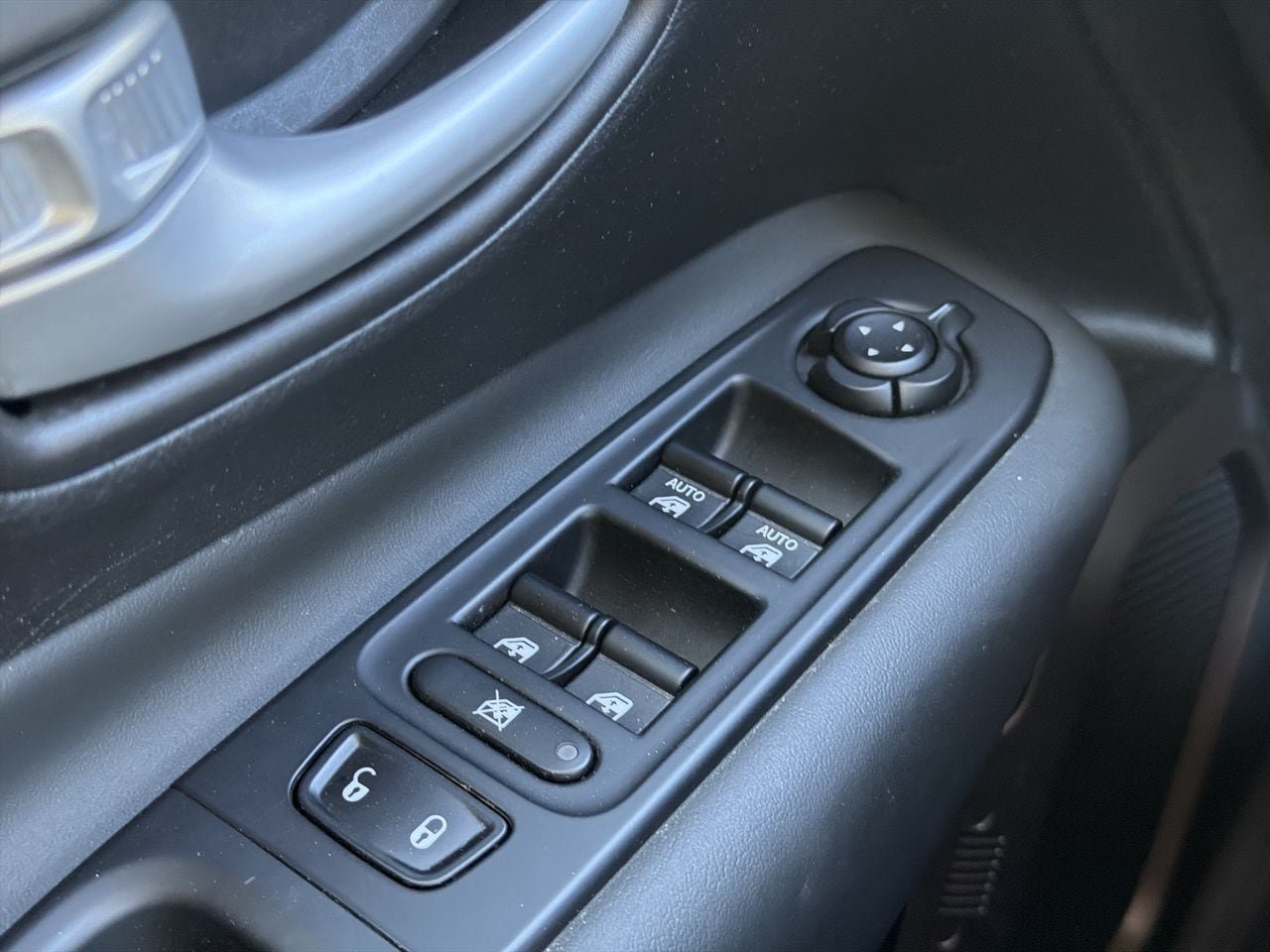 Used 2023 Jeep Renegade Latitude AWD/4WD image 11