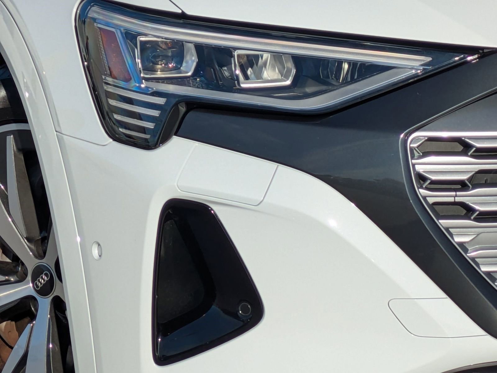 Used 2024 Audi Q8 e-tron Premium Plus image 24