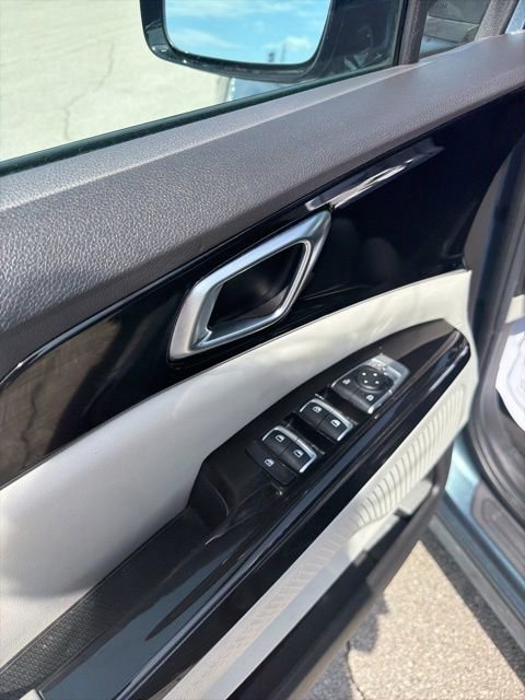 Used 2023 Kia Carnival EX image 11