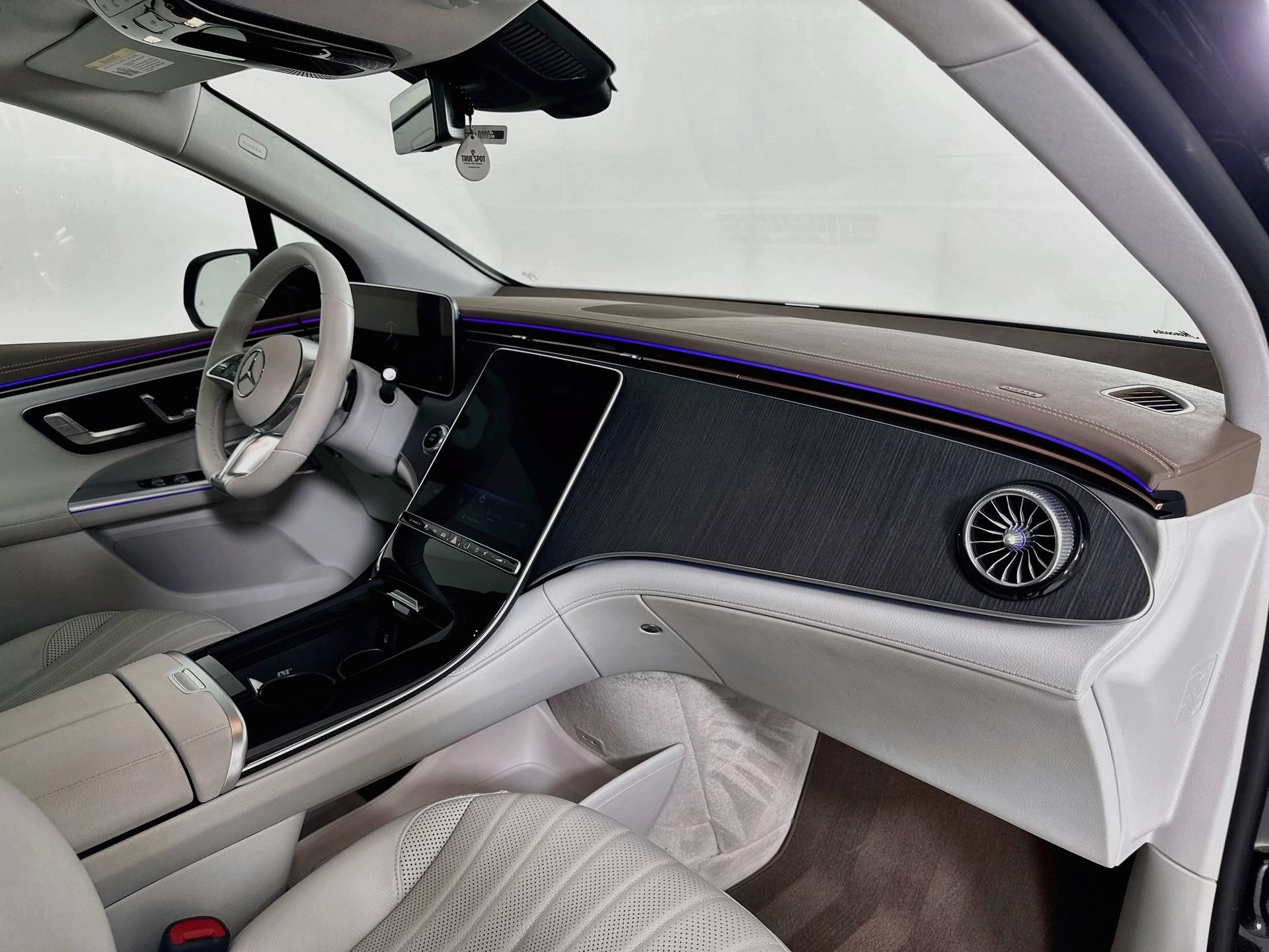Certified 2023 Mercedes-Benz EQE 500 4MATIC SUV image 32