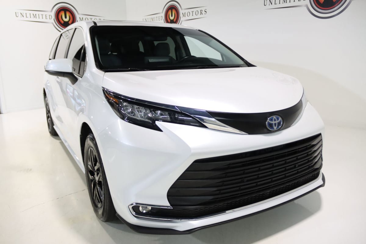 Used 2023 Toyota Sienna XLE FWD image 19