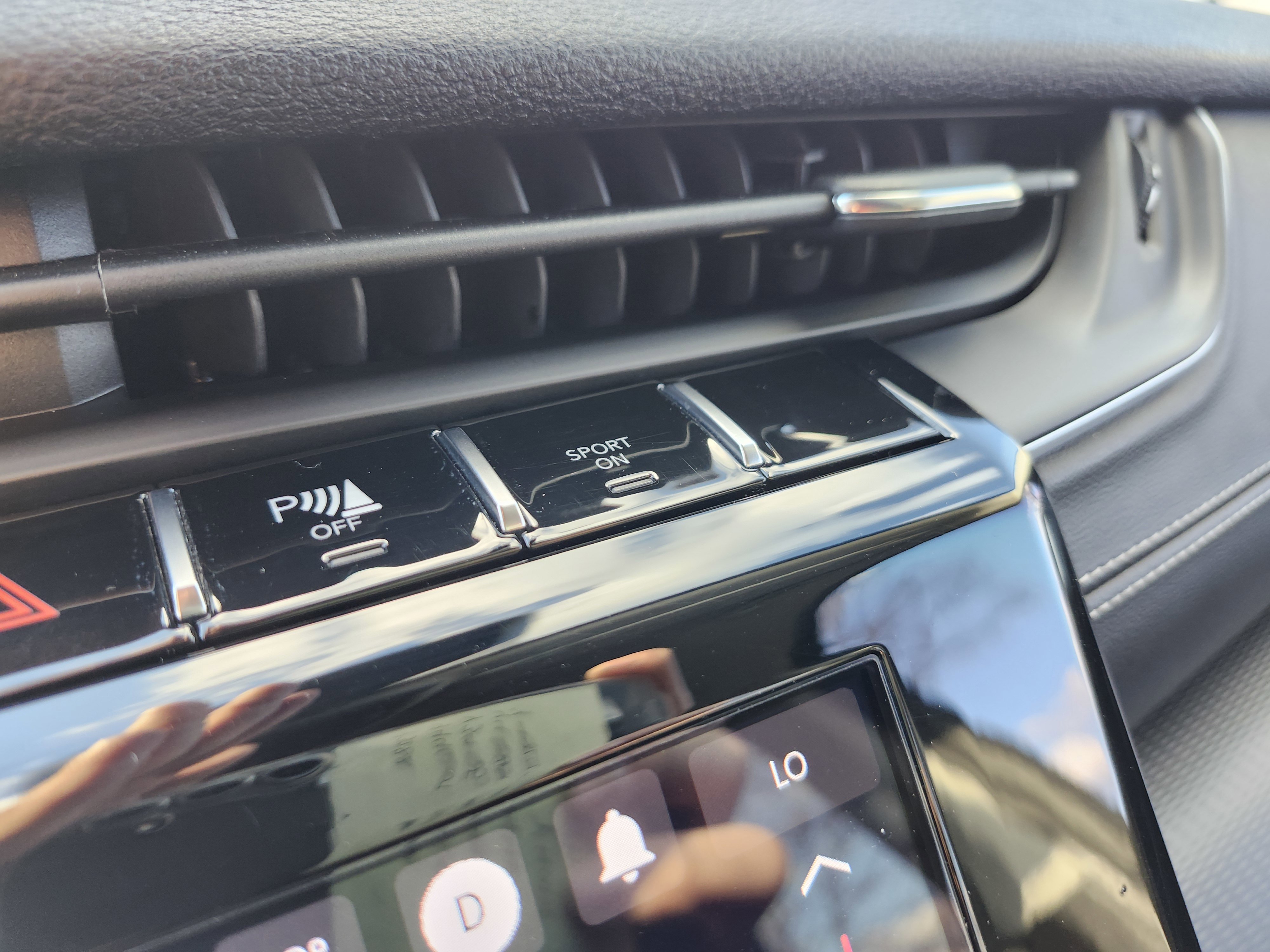 Used 2023 Jeep Grand Cherokee Laredo image 7