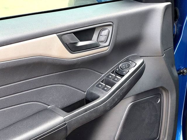 Used 2022 Ford Escape SE w/ SE Sport Appearance Package image 9