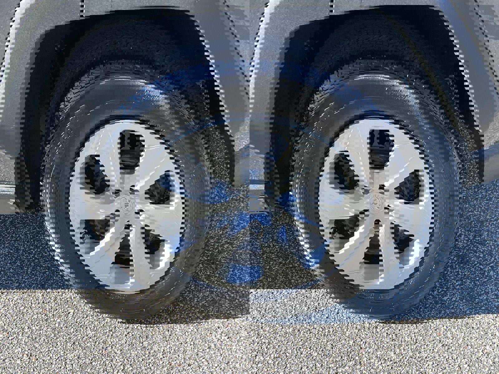 Used 2021 Toyota RAV4 LE image 19