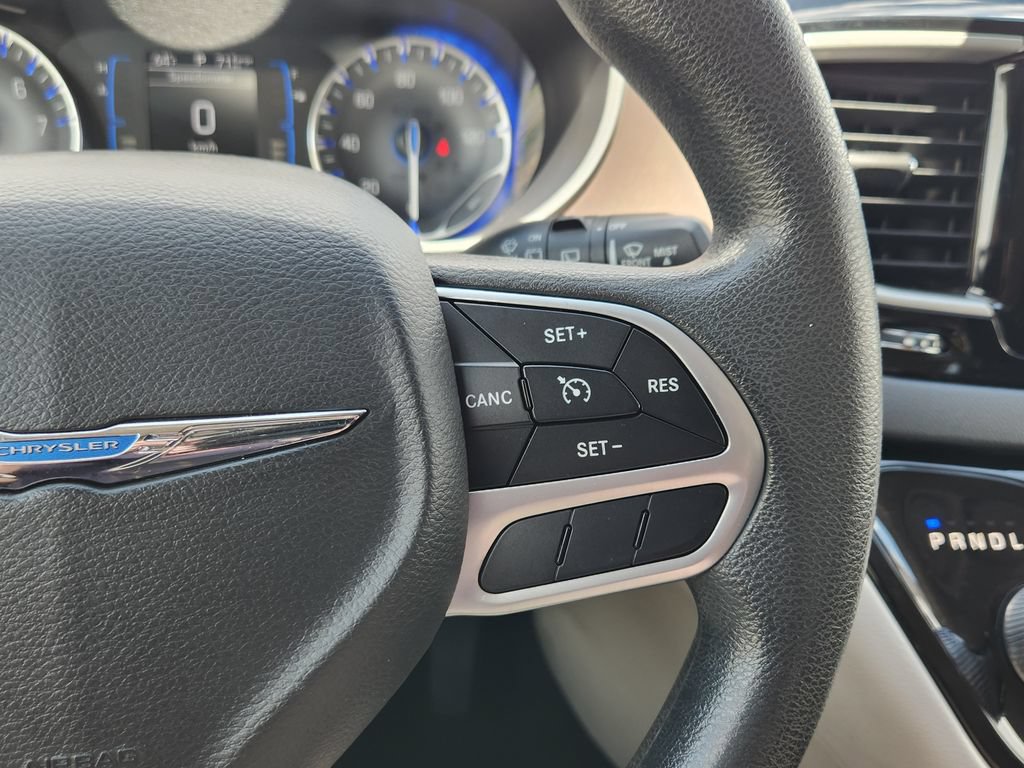 Used 2017 Chrysler Pacifica Touring w/ Tire & Wheel Group FWD image 28