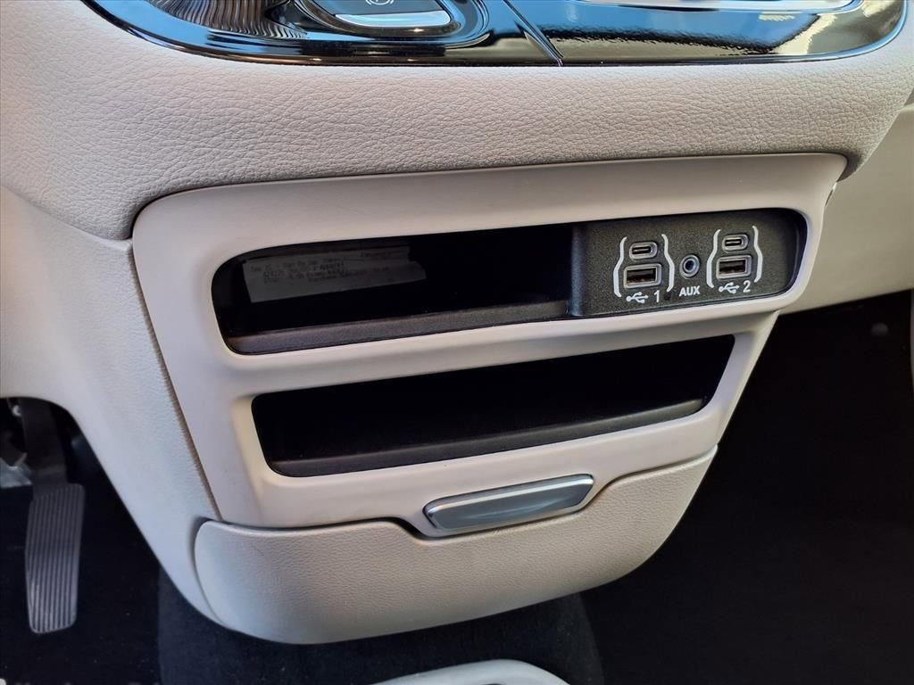 Used 2024 Chrysler Pacifica Select image 9