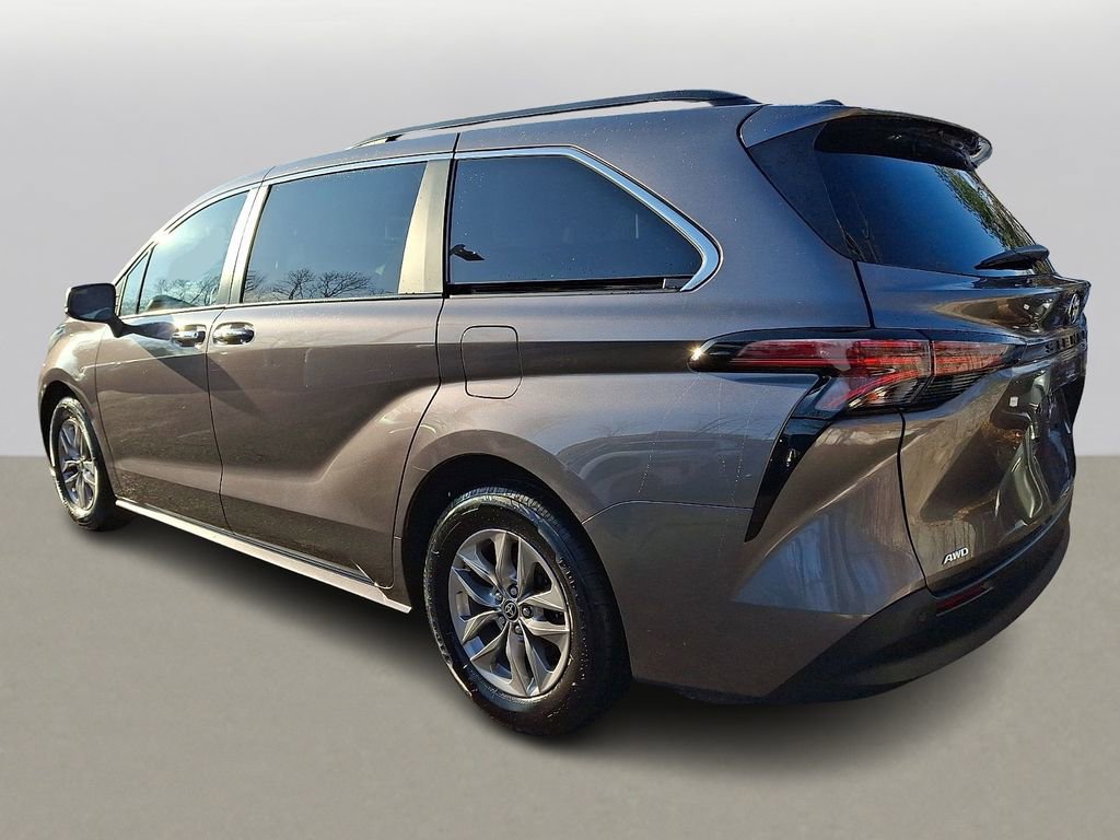 Used 2022 Toyota Sienna XLE image 5