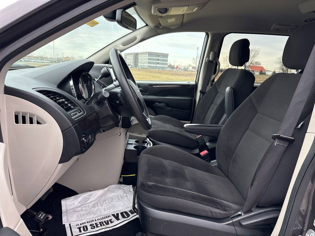 Used 2018 Dodge Grand Caravan SE w/ UConnect Hands-Free Group image 15