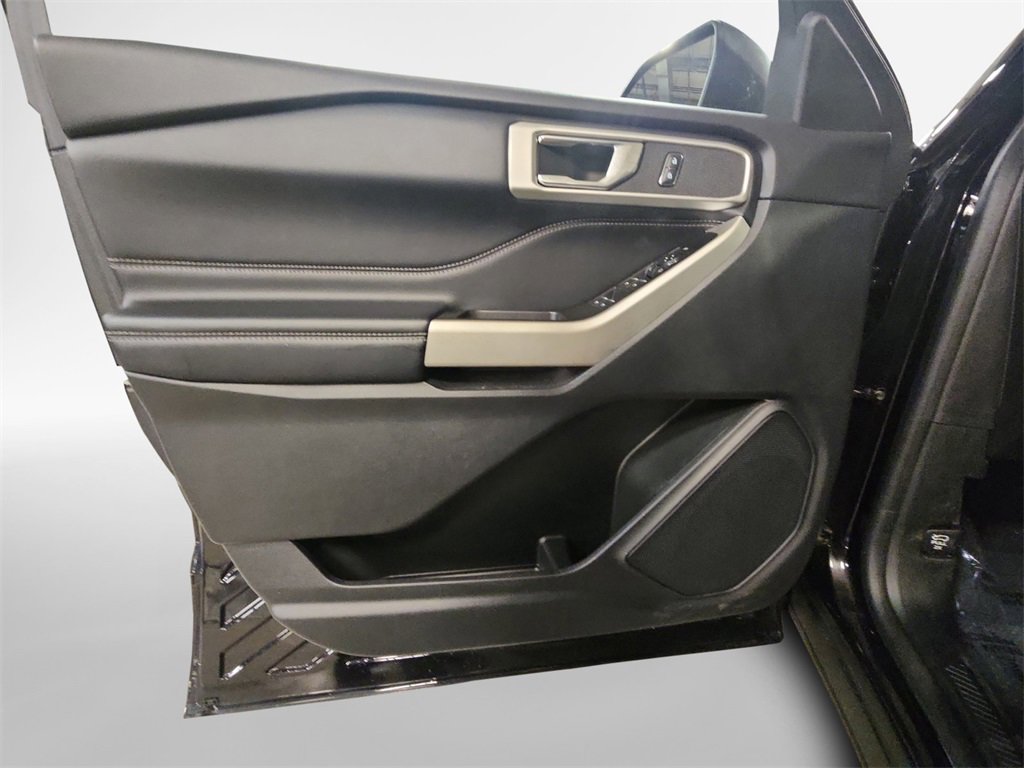 Used 2022 Ford Explorer XLT w/ Equipment Group 202A image 14