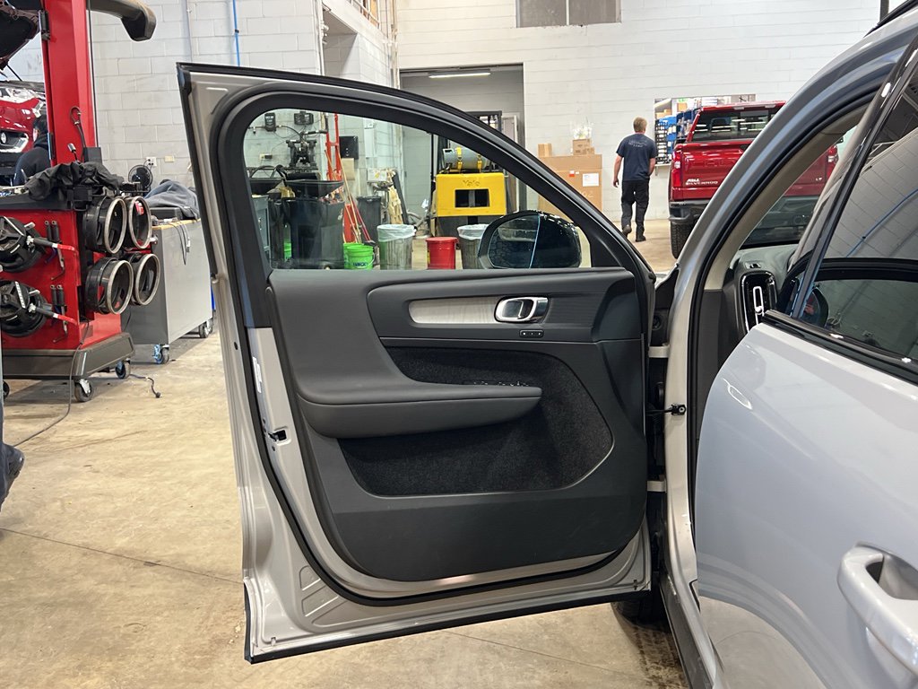 Used 2025 Volvo XC40 B5 Plus image 9