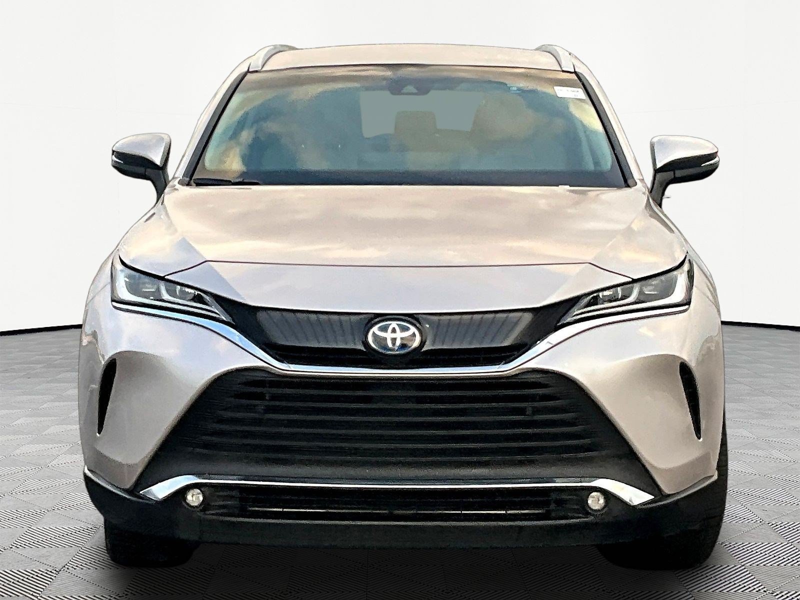 Used 2024 Toyota Venza XLE AWD/4WD image 2