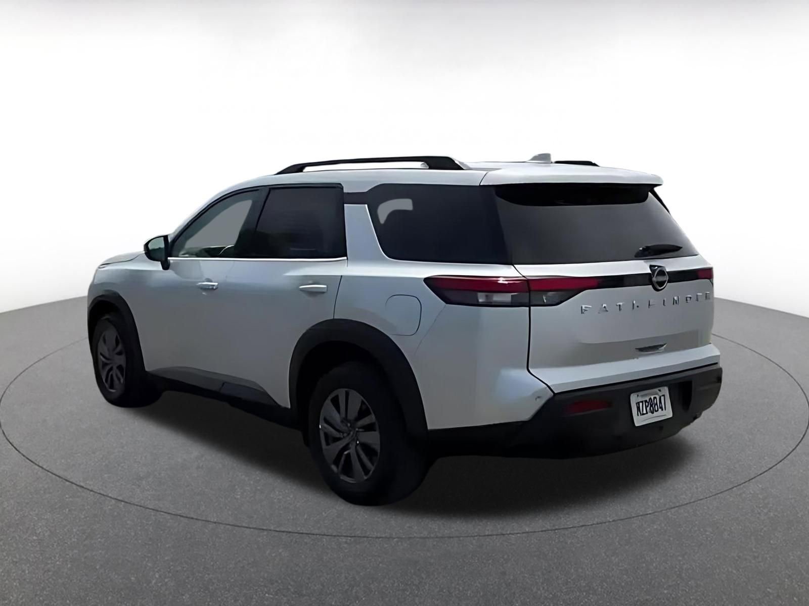 Used 2025 Nissan Pathfinder SV FWD image 10