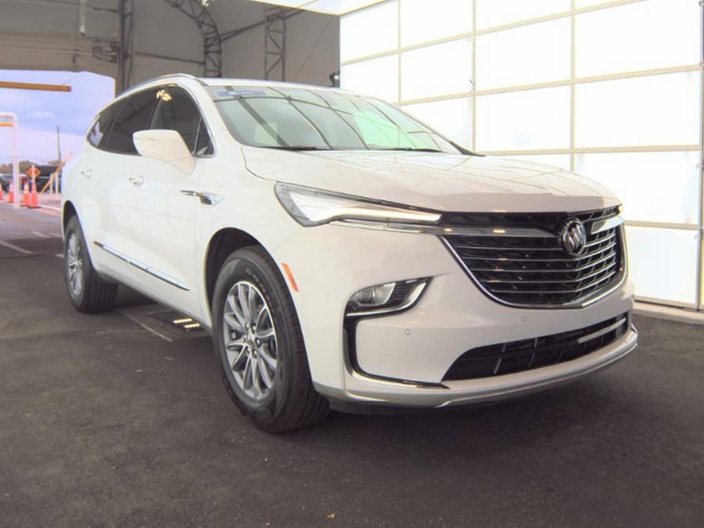 Used 2023 Buick Enclave Essence image 4