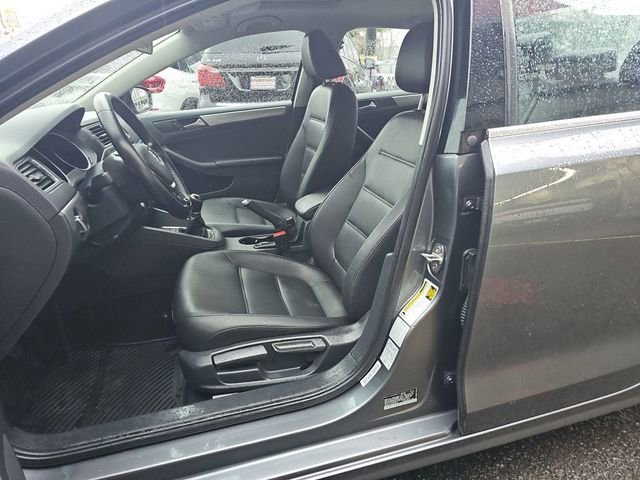 Used 2017 Volkswagen Jetta SE image 9