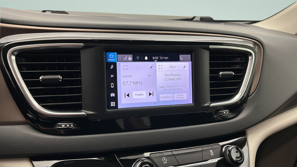 Used 2023 Chrysler Voyager LX FWD image 16