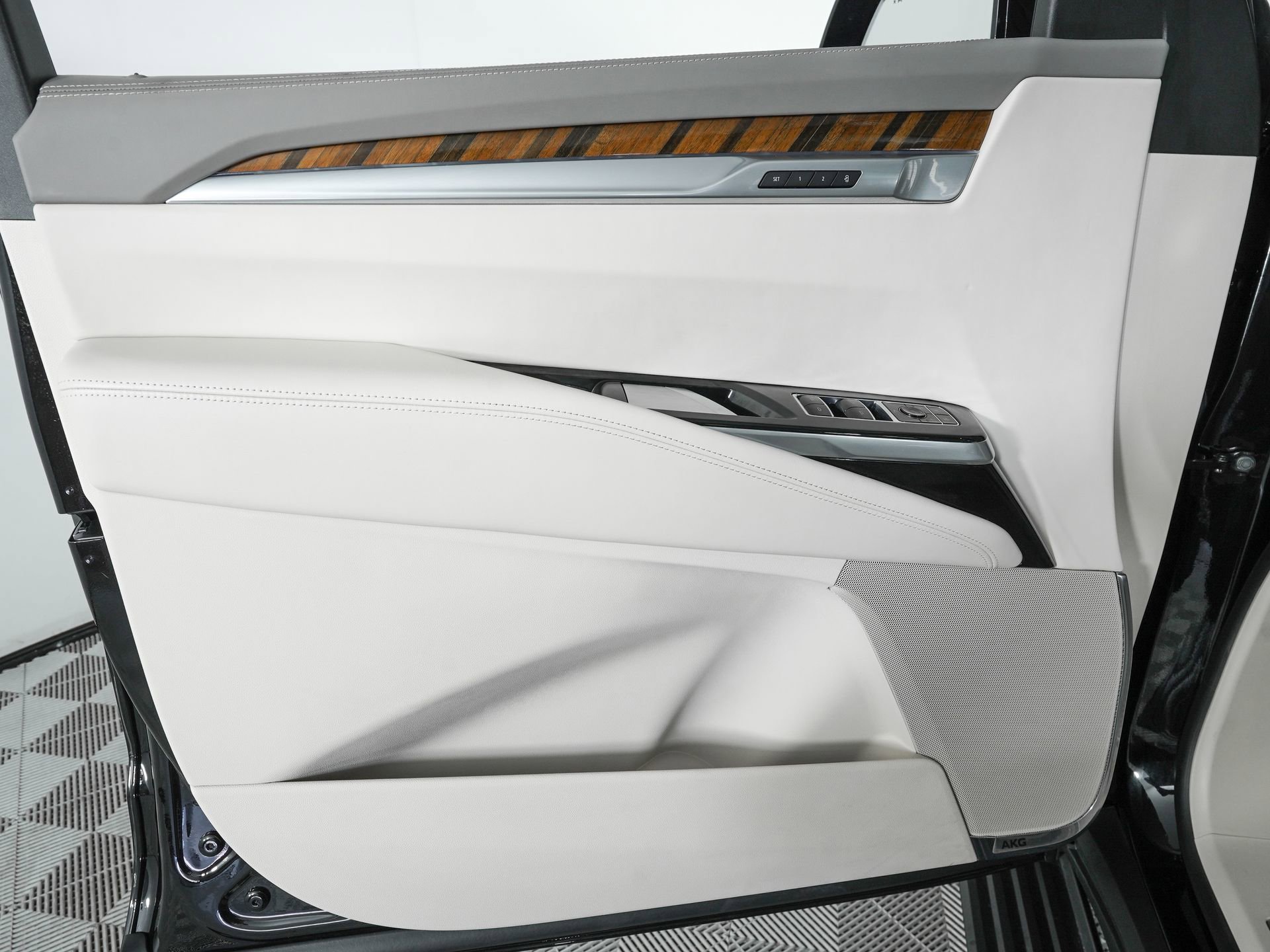 Used 2026 Cadillac Escalade Platinum Sport w/ LPO, Floor Liner Package AWD/4WD image 18