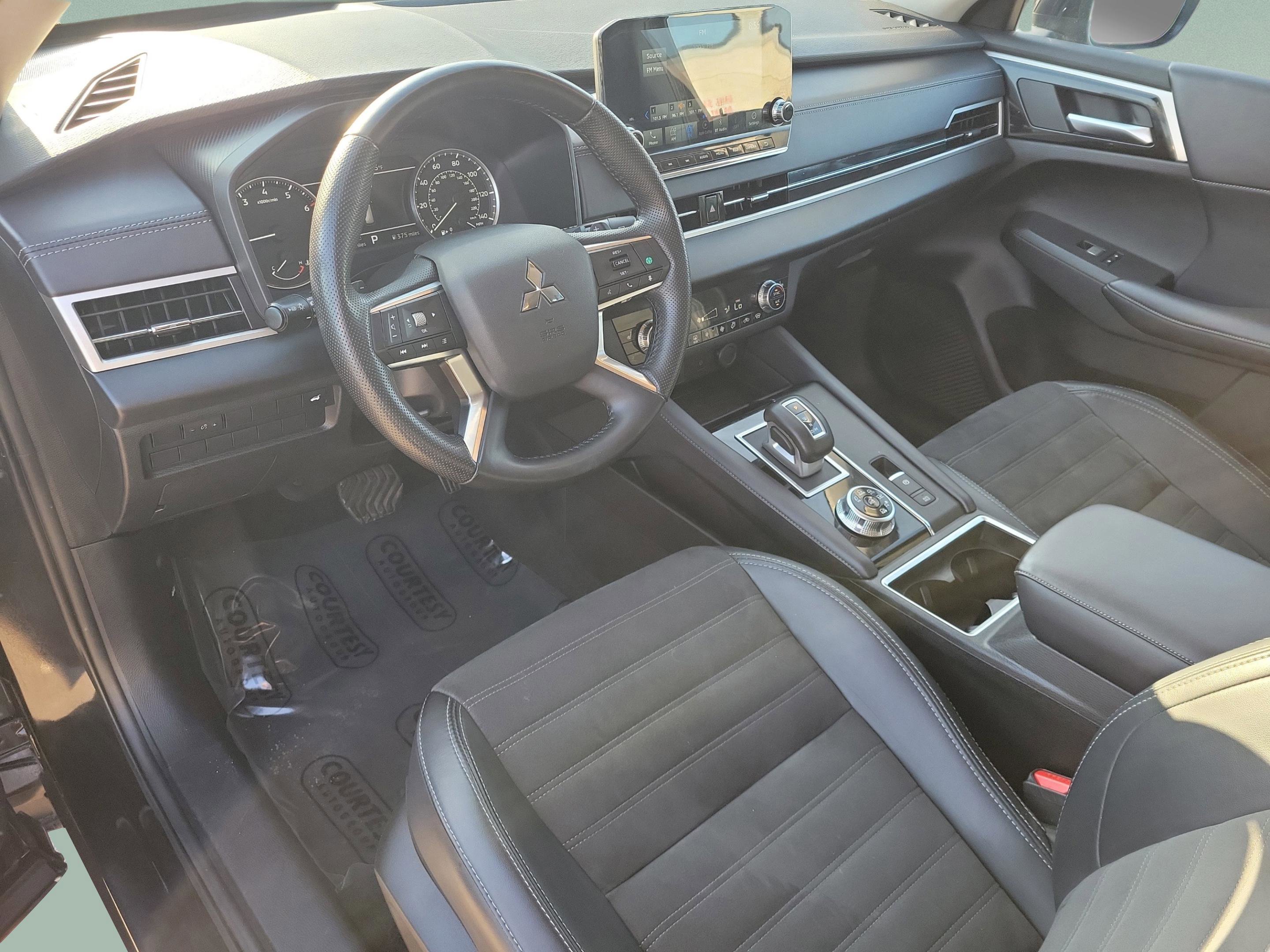 Used 2024 Mitsubishi Outlander SE image 17