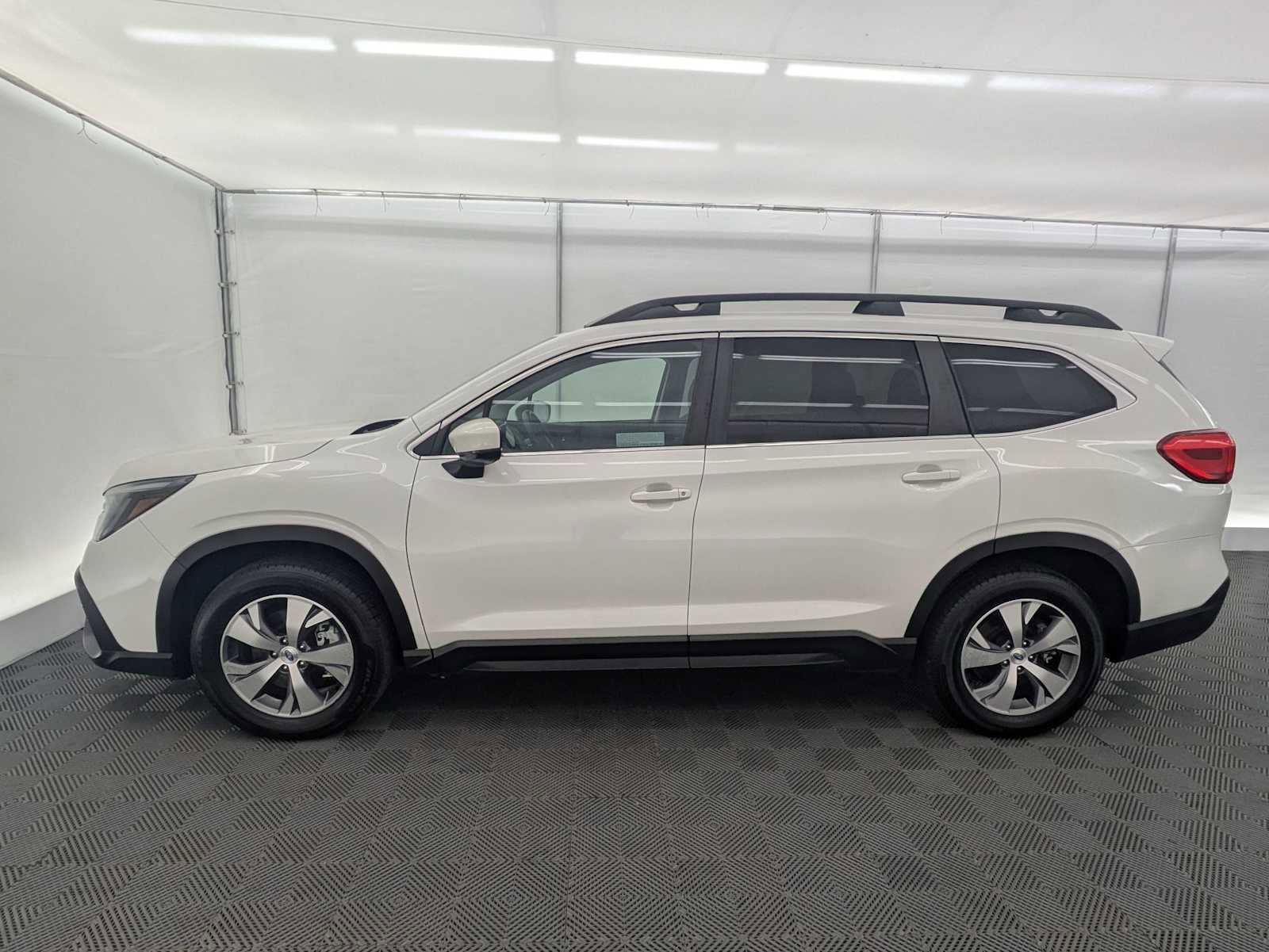 Used 2024 Subaru Ascent Premium w/ Convenience Package image 3