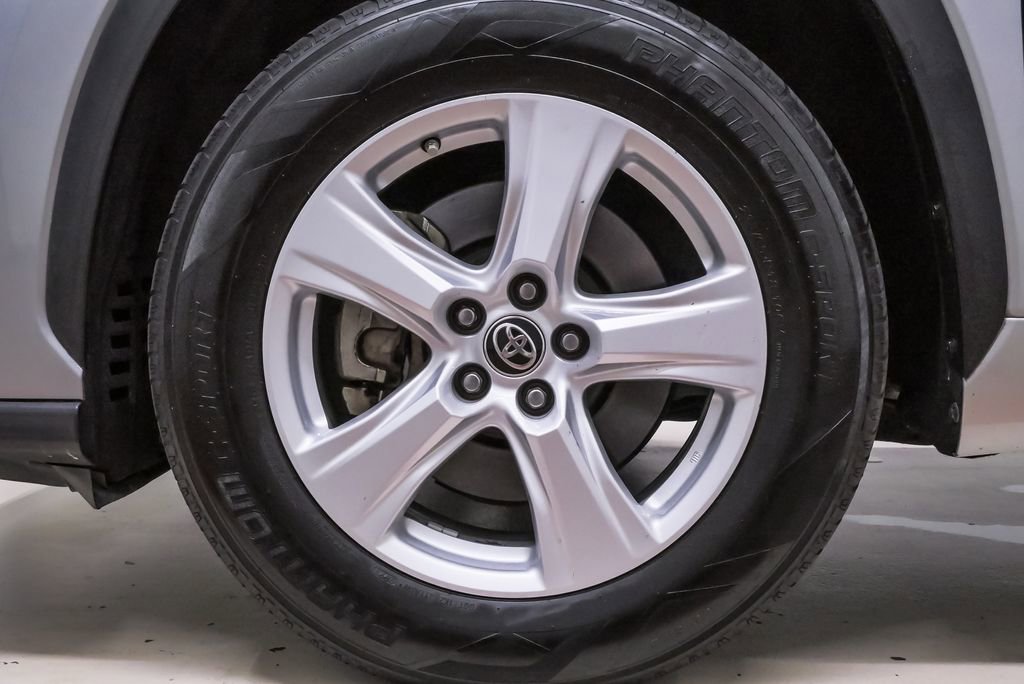 Used 2020 Toyota Highlander LE FWD image 34