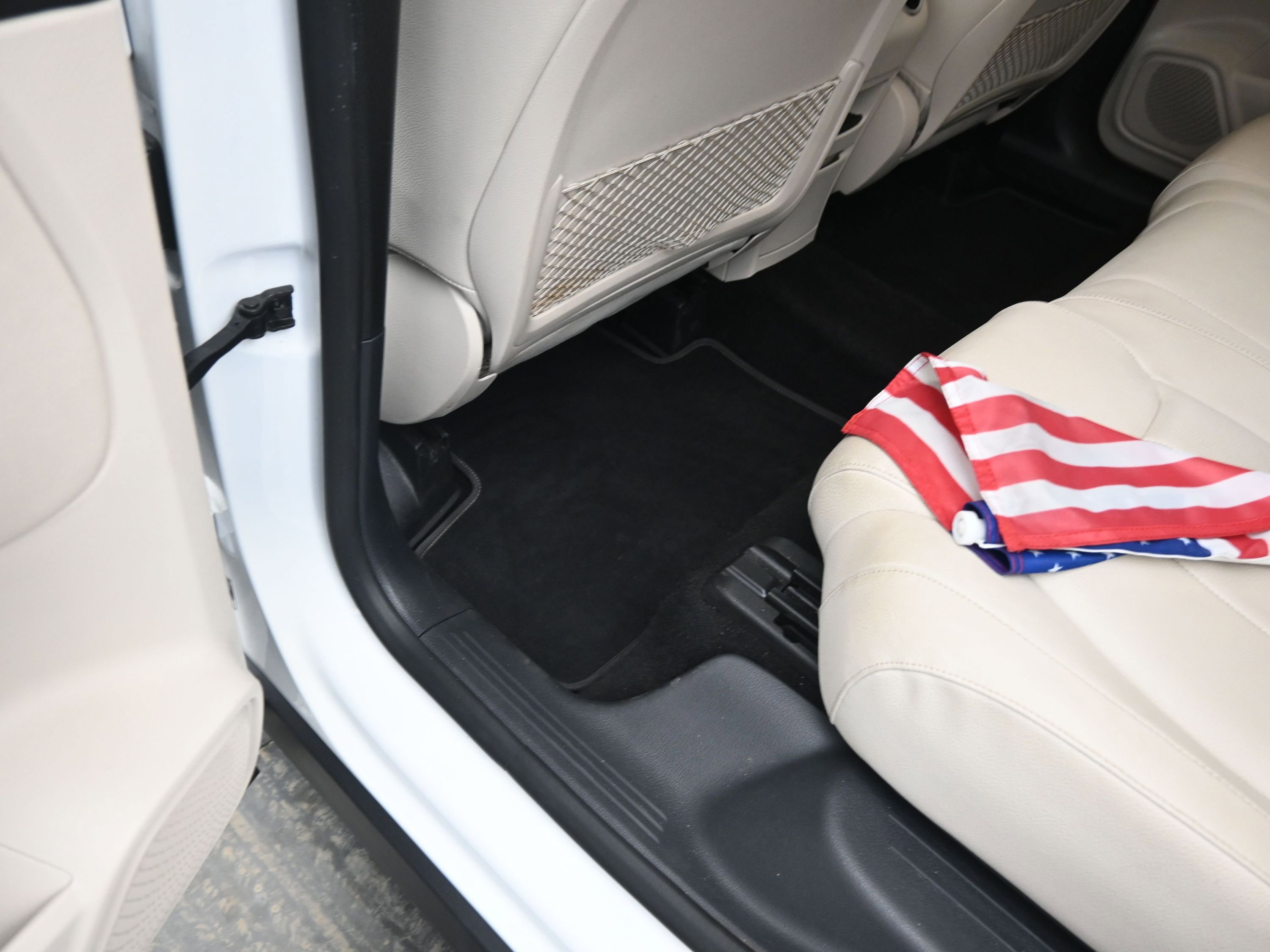 Used 2023 Mercedes-Benz GLB 250 4MATIC w/ Premium Package image 18