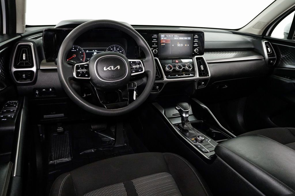 Used 2023 Kia Sorento LX image 6