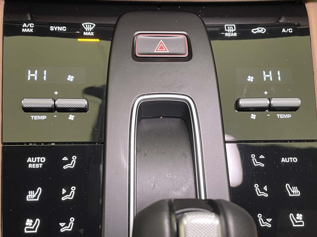 Certified 2025 Porsche Macan AWD/4WD image 33
