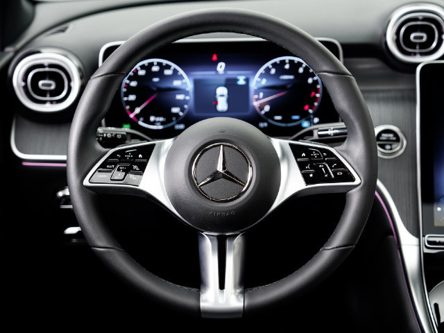 Used 2025 Mercedes-Benz GLC 300 4MATIC image 12