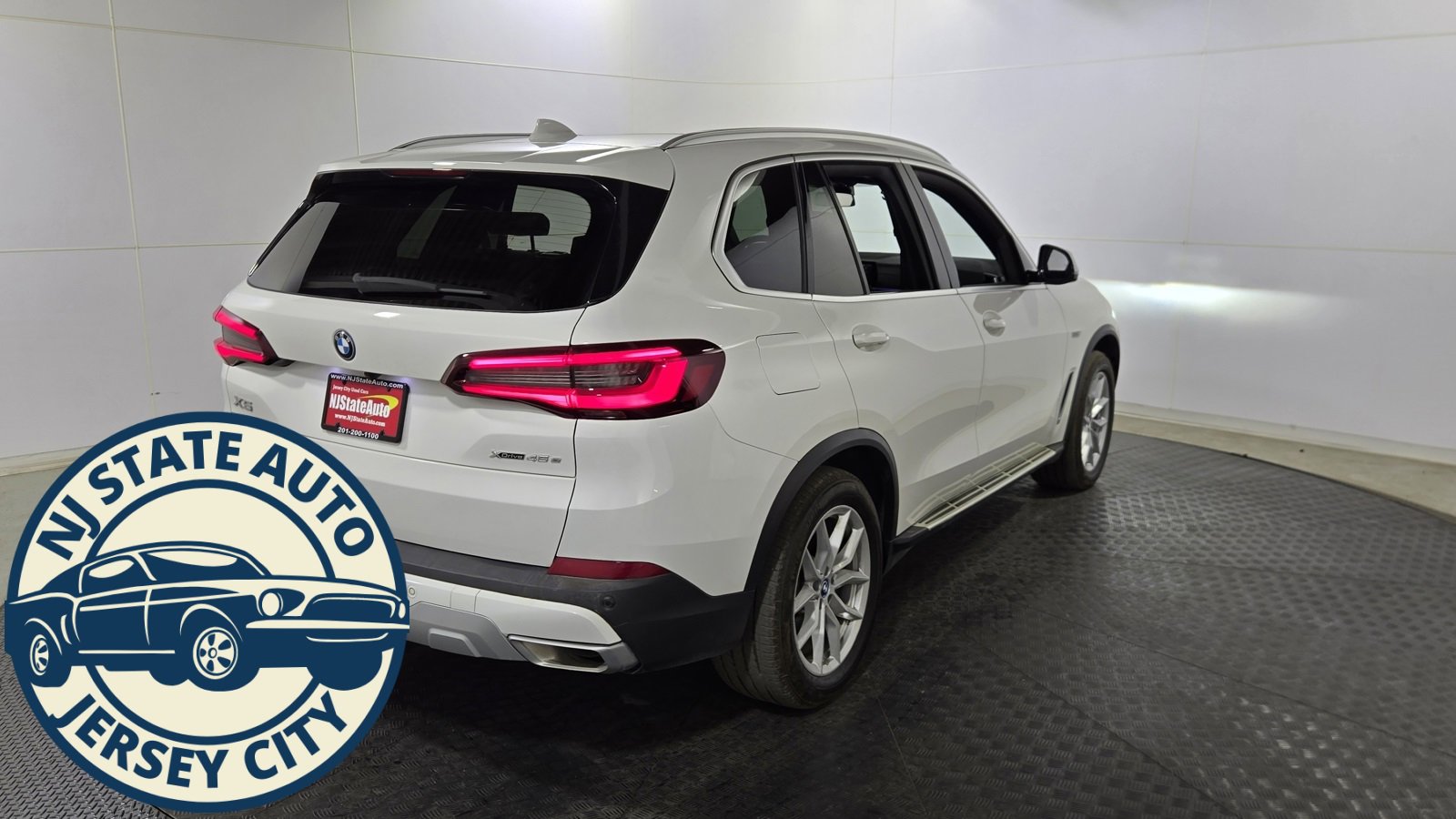 Used 2023 BMW X5 xDrive45e w/ Climate Comfort Package image 7