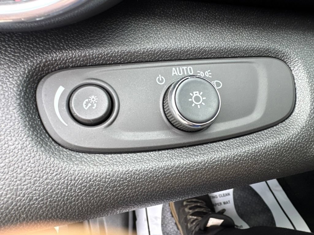 Used 2026 Chevrolet Trax RS w/ Sunroof Package FWD image 13