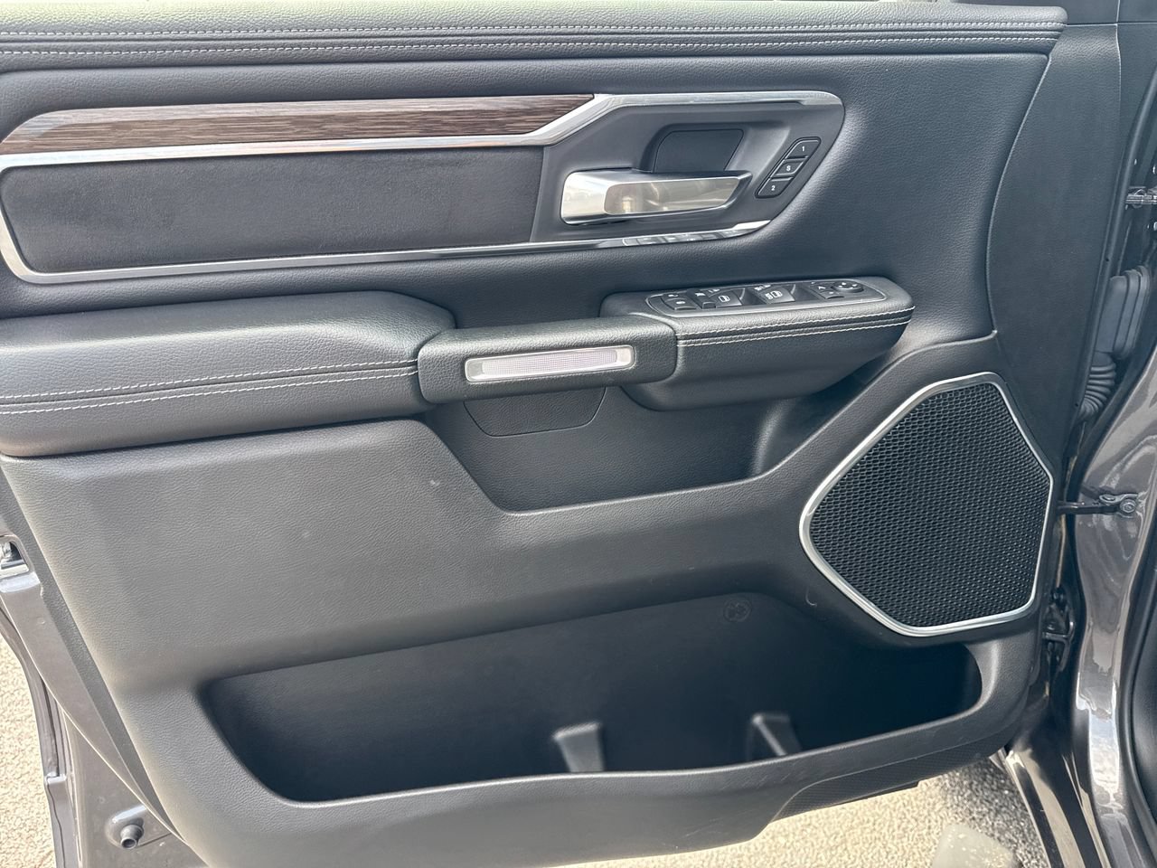 Used 2019 RAM 1500 Laramie AWD/4WD image 17