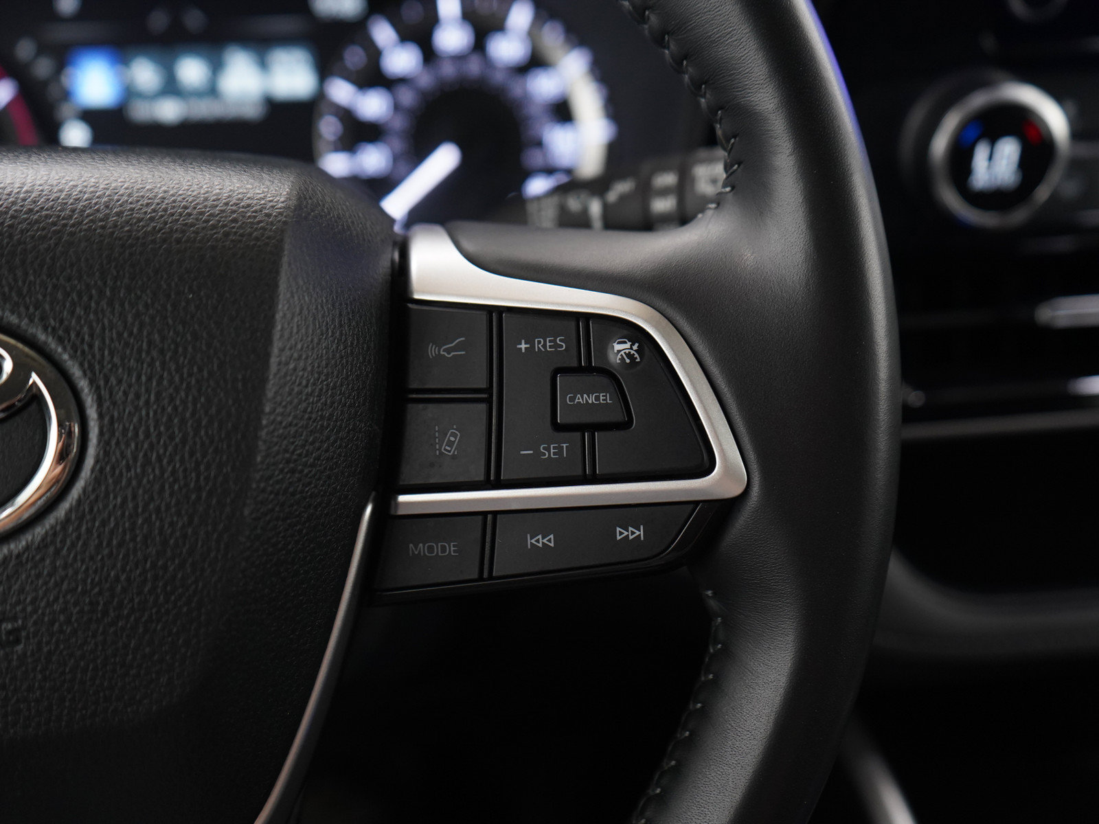 Used 2024 Toyota Highlander LE AWD/4WD image 28